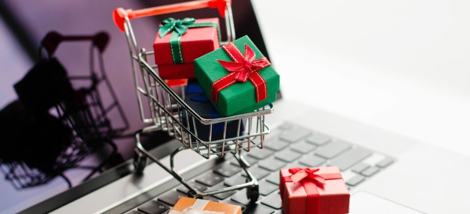 Black friday mini shopping bags in cart on the keyboard Online shopping ideas and home delivery services during the holidays.